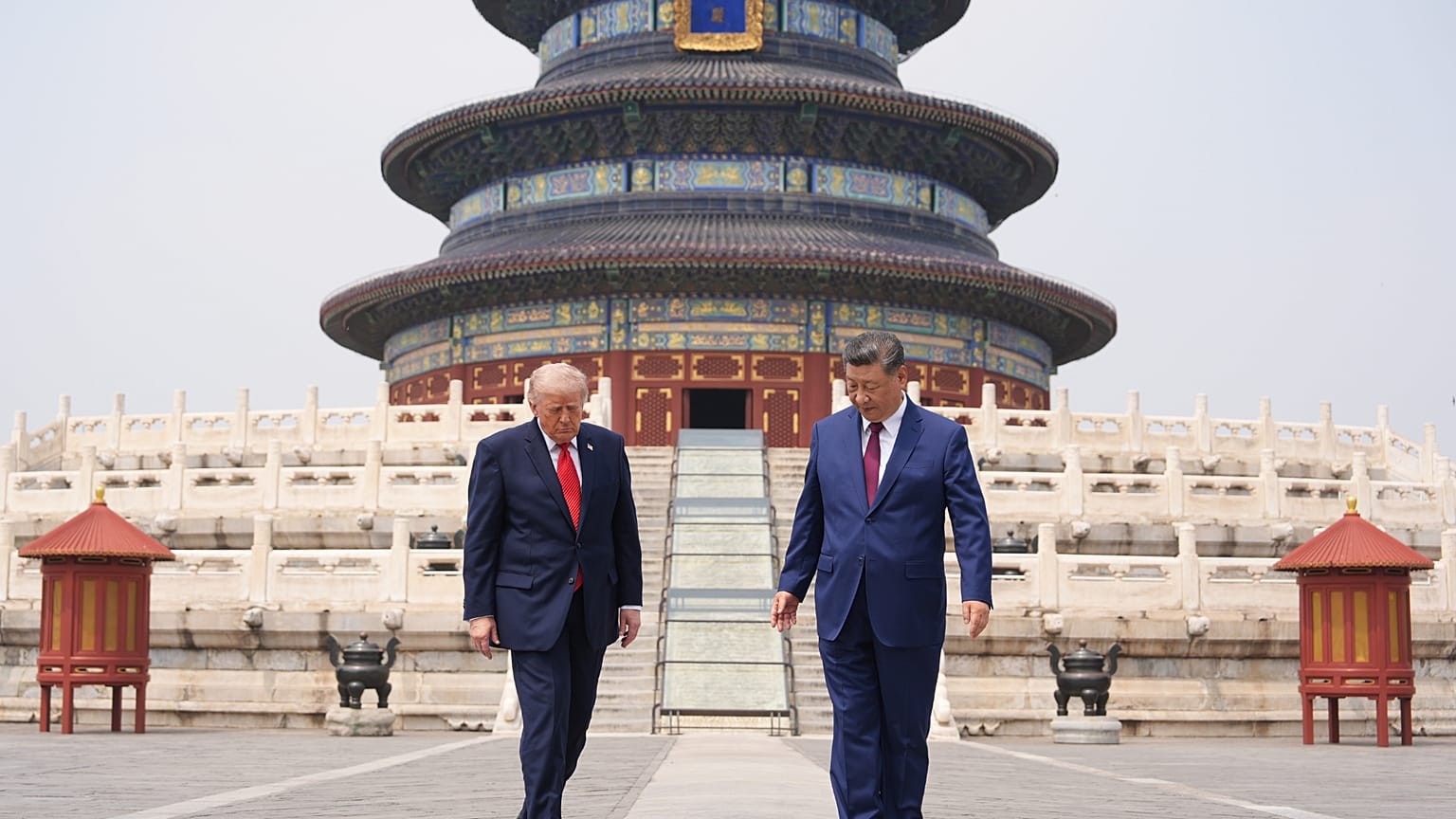 A kínai és az amerikai elnök a pekingi Mennyei Béke temploma előtt, 2026. május 14-én.