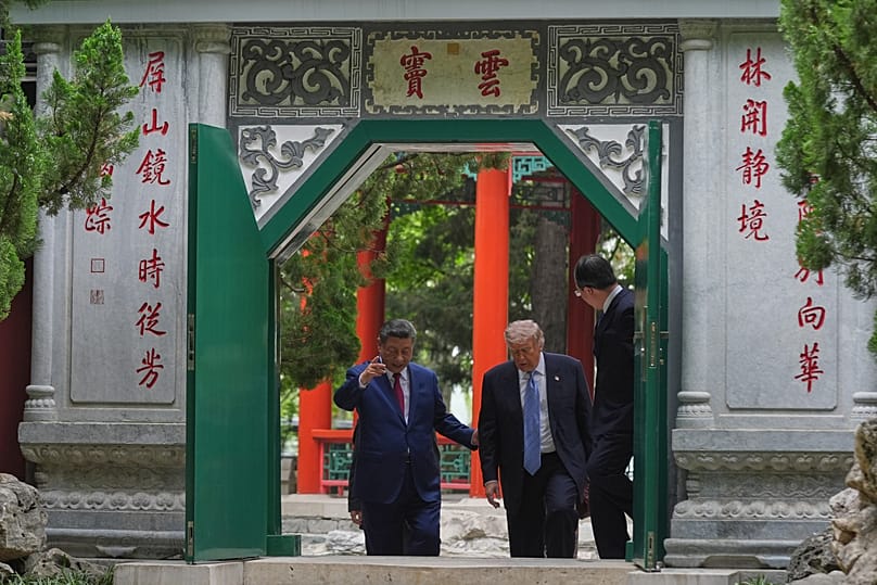 Präsident Donald Trump geht mit Chinas Präsident Xi Jinping am Freitag, 15. Mai 2026, in Peking auf dem Gelände der Zhongnanhai-Führung spazieren.