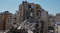 Rettungskräfte durchsuchen die Trümmer eines Gebäudes, das am Vortag bei einem israelischen Luftangriff zerstört wurde, in Dahiyeh, einem südlichen Vorort von Beirut, Libanon, Donnerstag, 7. Mai 2026