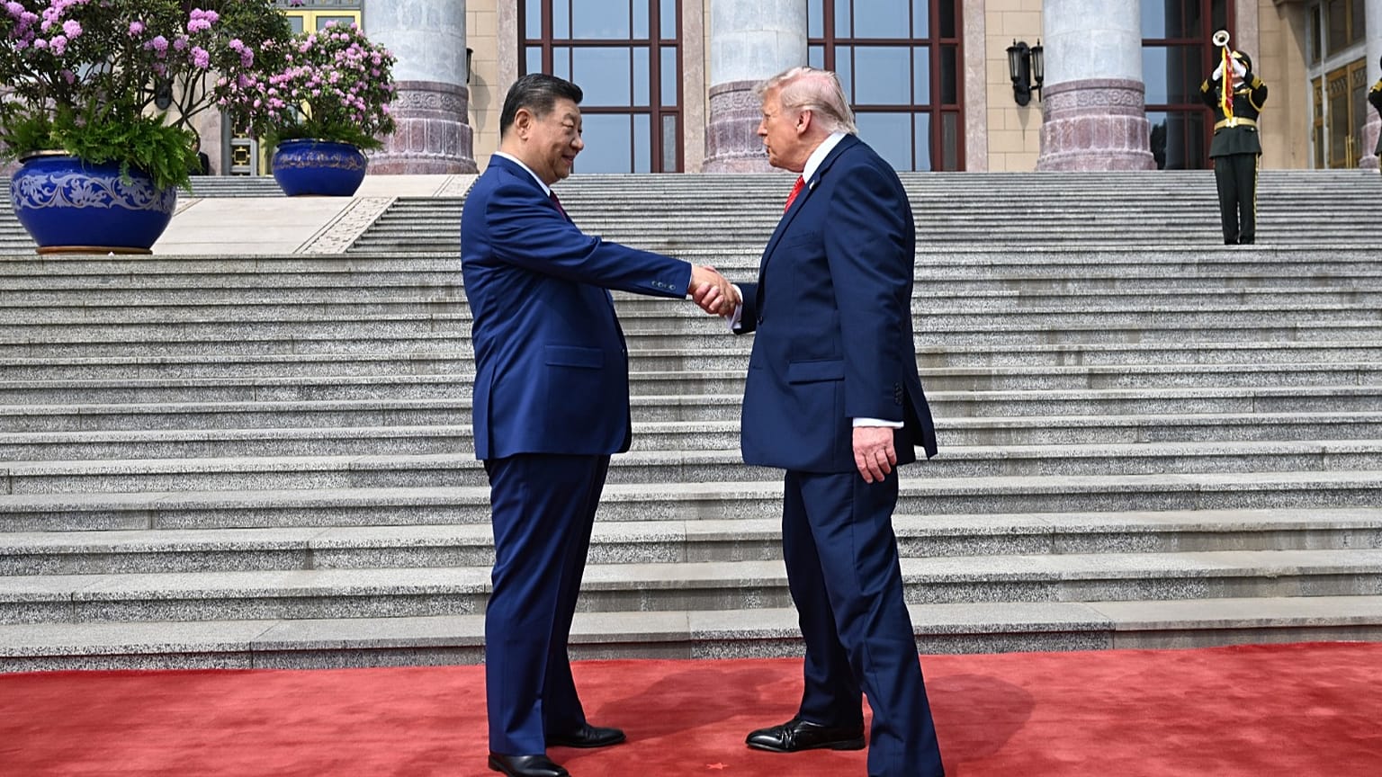El presidente chino, a la izquierda, saluda al presidente estadounidense durante una ceremonia de bienvenida en el Gran Salón del Pueblo en Pekín, el 14 de mayo.