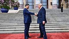 El presidente chino, a la izquierda, saluda al presidente estadounidense durante una ceremonia de bienvenida en el Gran Salón del Pueblo en Pekín, el 14 de mayo.