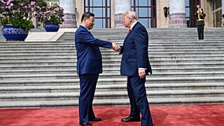 El presidente chino, a la izquierda, saluda al presidente estadounidense durante una ceremonia de bienvenida en el Gran Salón del Pueblo en Pekín, el 14 de mayo.
