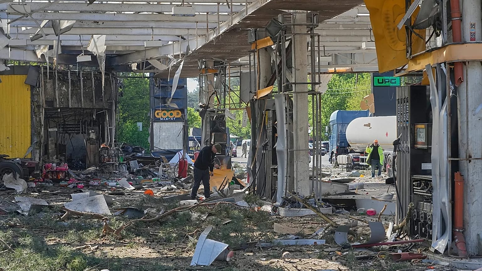 An expert examines the gas station damaged in a Russian missile attack in Kyiv, 14 May, 2026