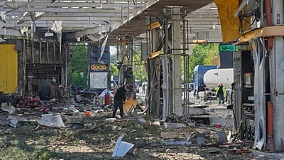 Un expert examine la station-service endommagée par une attaque de missiles russes à Kiev, le 14 mai 2026.