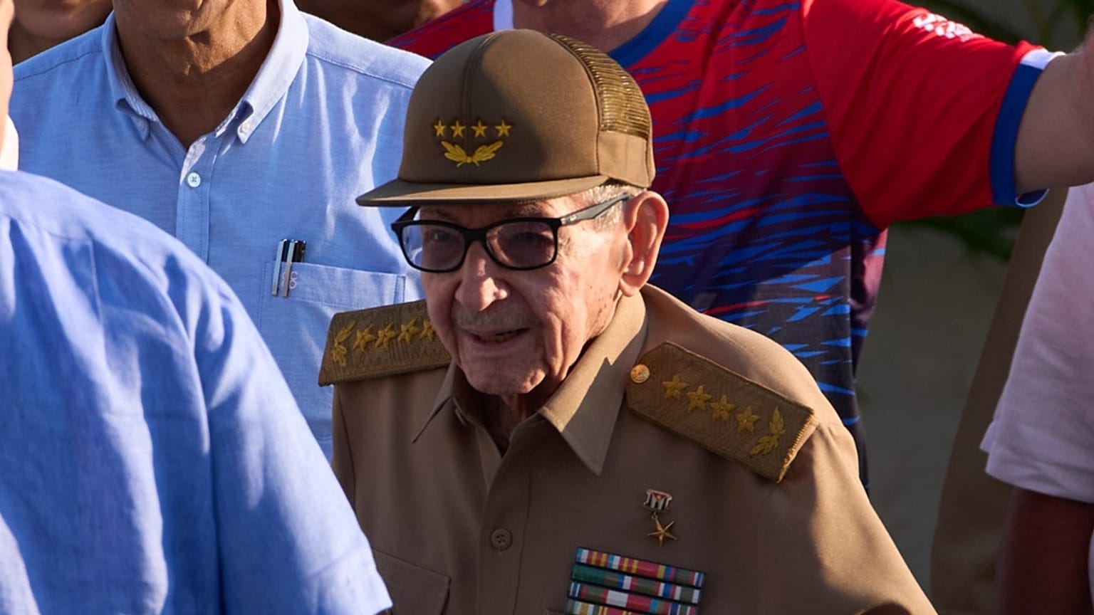 El expresidente Raúl Castro llega a un acto conmemorativo del Día Internacional de los Trabajadores en La Habana, el 1 de mayo de 2026.