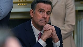 ARCHIVO - El director de la CIA, John Ratcliffe, escucha durante una reunión de gabinete en la Casa Blanca en Washington, el 26 de marzo de 2026.