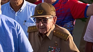 El expresidente Raúl Castro llega a un acto conmemorativo del Día Internacional de los Trabajadores en La Habana, el 1 de mayo de 2026.