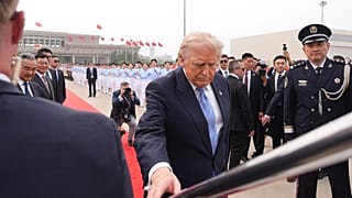 يصعد الرئيس دونالد ترامب على متن الطائرة الرئاسية، الجمعة 15 مايو 2026، في مطار بكين العاصمة الدولي في بكين. (صورة AP/مارك شيفيلباين)