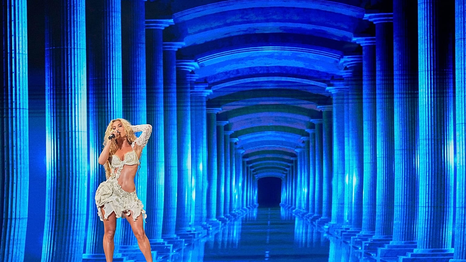 Η Αντιγόνη ερμηνεύει στη σκηνή της Eurovision το Jalla. Κατάφερε να προκριθεί στον τελικό του Σαββάτου