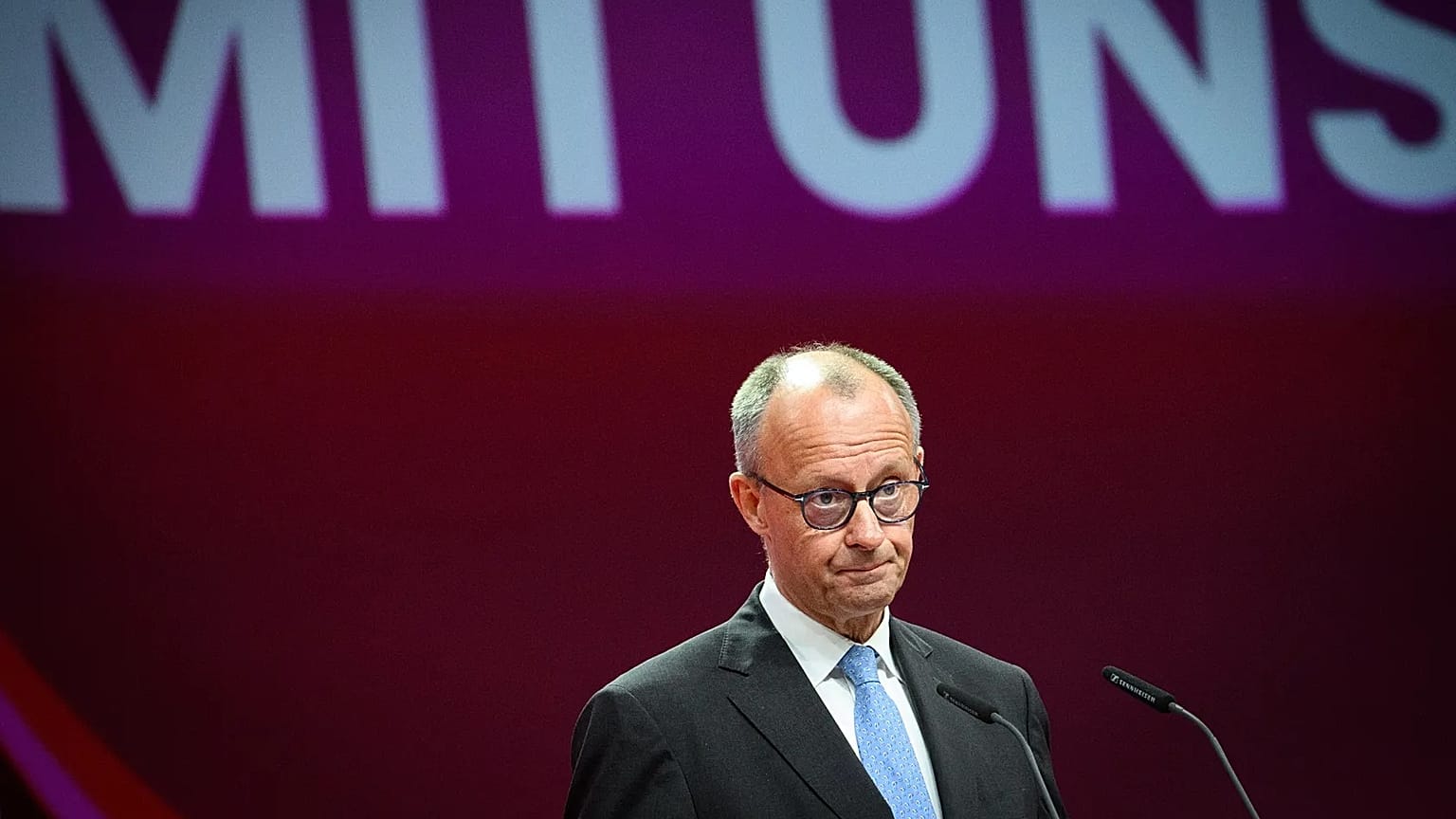 O chanceler alemão Friedrich Merz discursa no 23.º Congresso Federal Ordinário da Confederação dos Sindicatos Alemães (DGB) em Berlim, Alemanha, terça-feira, 12 de maio de 2026.