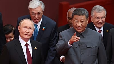 Władimir Putin i Xi Jinping uczestniczą w paradzie w Pekinie, 3 września 2025 r.