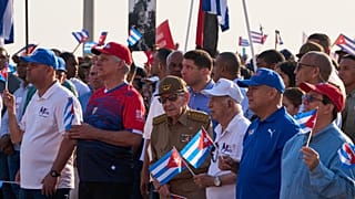 الرئيس الكوبي ميغيل دياز كانيل، الثاني من اليسار، والرئيس السابق راؤول كاسترو، في الوسط، يحضران تجمعاً بمناسبة عيد العمال العالمي في ساحة خوسيه مارتي المناهضة للإمبريالية في ه