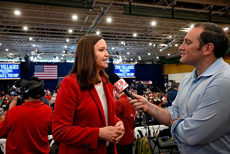 La senatrice repubblicana Ashley Moody parla con un giornalista prima di una visita del presidente statunitense Donald Trump, Florida, 1° maggio 2026