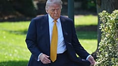 يصل الرئيس دونالد ترامب للتحدث مع الصحفيين أثناء مغادرته البيت الأبيض للسفر إلى بكين، الثلاثاء 12 مايو 2026، في واشنطن، للقاء الرئيس الصيني شي جين بينغ. (صورة AP/جاكلين مارتن)