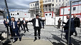 Magyar Péter elbontja a Karmelita körüli kordont
