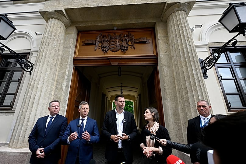 Magyar Péter miniszterelnök (b2), Pósfai Gábor belügyminiszter (b) és Vitézy Dávid közlekedési és beruházási miniszter a Karmelita kolostort övező kordon lebontásán tartott sa