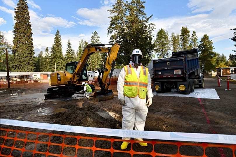 Des spécialistes de la dépollution environnementale travaillent sur un chantier de désamiantage à Libby, dans le Montana, aux États-Unis, le 13 septembre 2018