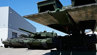 Ein Boxer, Puma und ein Kampfpanzer vom Typ Leopard bei KNDS am 22. April 2026 in München
