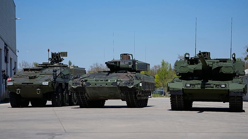 Ein gepanzerter Mannschaftstransporter "Boxer", von links ein Schützenpanzer "Puma" und "Leopard" am 22. April 2026, in München