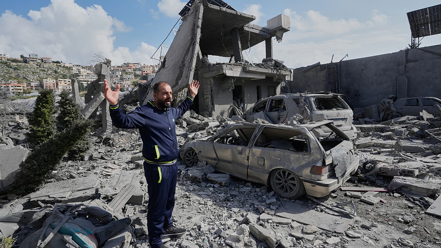 رد فعل رجل في الموقع الذي أصابت فيه غارة جوية إسرائيلية منزلاً وقتلت عدة أشخاص في قرية السكسكية جنوب لبنان، الجمعة 27 مارس 2026. (صورة AP/حسين مالا)