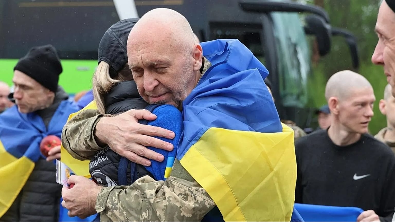 A Ukrainian soldier hugs a woman after returning from captivity during a POW exchange between Russia and Ukraine at the border with Belarus, 16 May, 2026