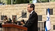 الرئيس الإسرائيلي إسحاق هرتسوغ يلقي كلمة خلال حفل إحياء ذكرى الجنود الذين سقطوا في إسرائيل، أو يوم هزيكارون، في المقبرة العسكرية على جبل هرتزل في القدس، الثلاثاء 21 أبريل 2026