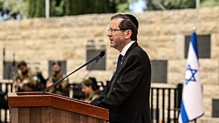 الرئيس الإسرائيلي إسحاق هرتسوغ يلقي كلمة خلال حفل إحياء ذكرى الجنود الذين سقطوا في إسرائيل، أو يوم هزيكارون، في المقبرة العسكرية على جبل هرتزل في القدس، الثلاثاء 21 أبريل 2026