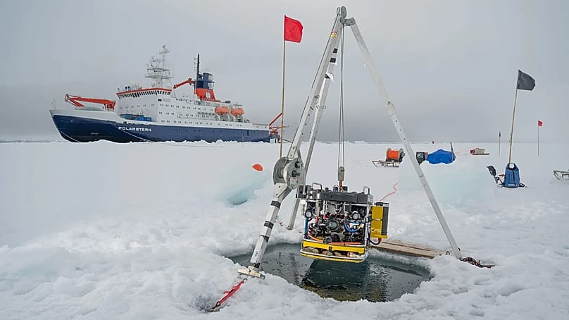 Die "Polarstern" im Einsatz: Ein ROV (= Remotely Operated Vehicle, Unterwasserroboter) wird in der Arktis eingesetzt.