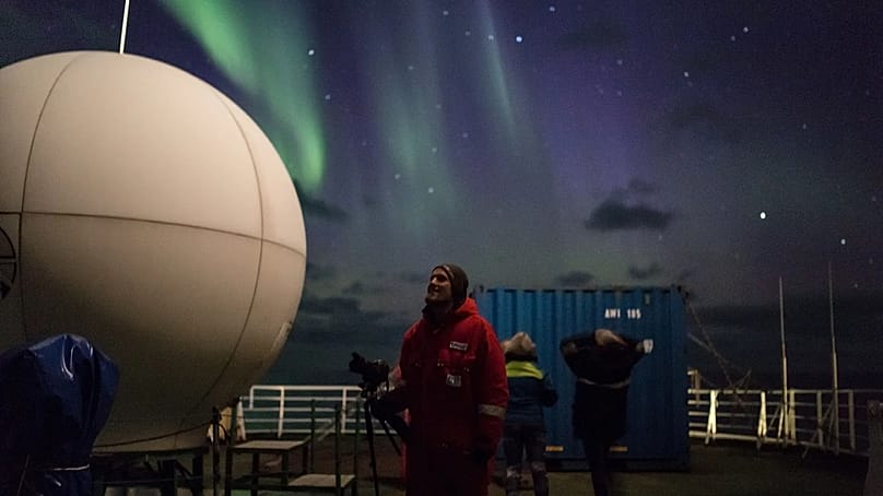  Polarlichter über dem zentralen Arktischen Ozean, fotografiert von Bord des deutschen Forschungseisbrecher Polarstern.