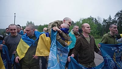 Двое украинских солдат обнимаются