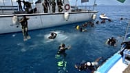 Subacquei si tuffano in mare durante un tentativo di stabilire un nuovo record mondiale per il maggior numero di subacquei che si immergono nei pressi di Malé 25/02/2006