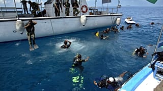 Subacquei si tuffano in mare durante un tentativo di stabilire un nuovo record mondiale per il maggior numero di subacquei che si immergono nei pressi di Malé 25/02/2006