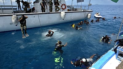 Mergulhadores lançam-se ao mar durante uma tentativa de estabelecer um novo recorde mundial para o maior número de mergulhadores a mergulhar perto de Malé 25/02/2006