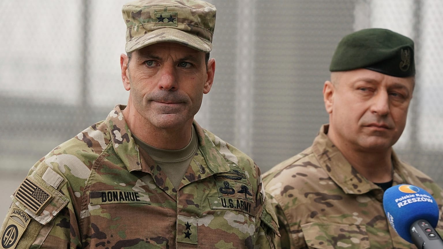 Gen. Christopher Donahue (z lewej) i gen. Wojciech Marchwica na lotnisku Rzeszów-Jasionka, 6 lutego 2022 roku (AP Photo)