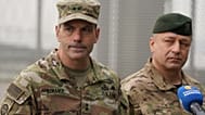 Gen. Christopher Donahue (z lewej) i gen. Wojciech Marchwica na lotnisku Rzeszów-Jasionka, 6 lutego 2022 roku (AP Photo)