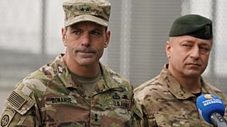 Gen. Christopher Donahue (z lewej) i gen. Wojciech Marchwica na lotnisku Rzeszów-Jasionka, 6 lutego 2022 roku (AP Photo)