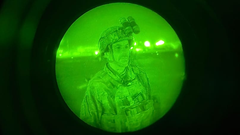 Gen. Chris Donahue, dowódca 82. Dywizji Powietrznodesantowej, jako ostatni amerykański żołnierz wsiada do samolotu C-17 na lotnisku w Kabulu, 30 sierpnia 2021 roku.