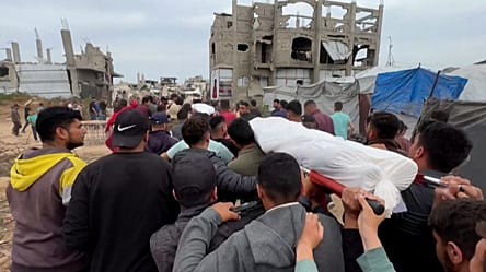 Gaza : les habitants enterrent les victimes des frappes israéliennes de mercredi