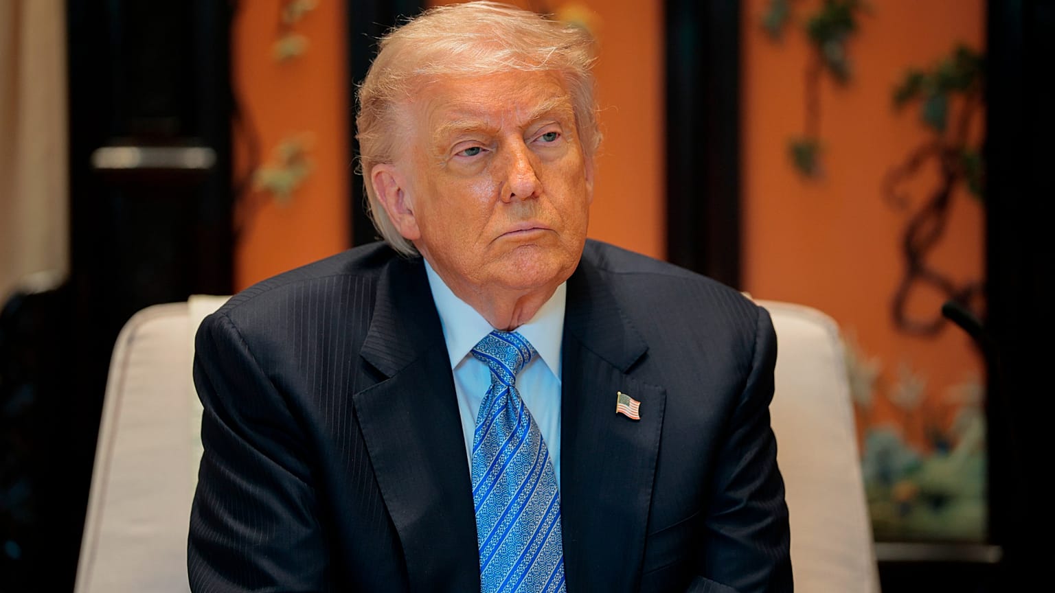 الرئيس الأمريكي دونالد ترامب يتابع الاجتماع مع الرئيس الصيني شي جين بينغ على هامش زيارتهما لحديقة تشونغنانهاي في بكين، يوم الجمعة 15 مايو 2026. (إيفان فوتشي/صورة مجمعة عبر وكا