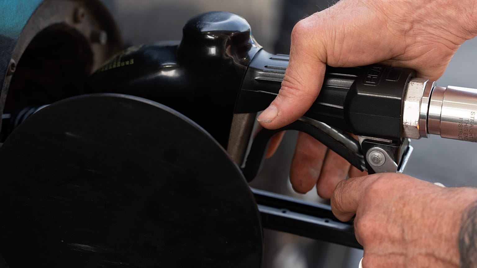 Una persona asegura la boquilla de combustible mientras llena el tanque de su vehículo en una gasolinera el martes 12 de mayo de 2026 en Portland, Oregón.