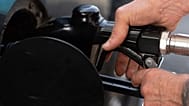 Una persona asegura la boquilla de combustible mientras llena el tanque de su vehículo en una gasolinera el martes 12 de mayo de 2026 en Portland, Oregón.