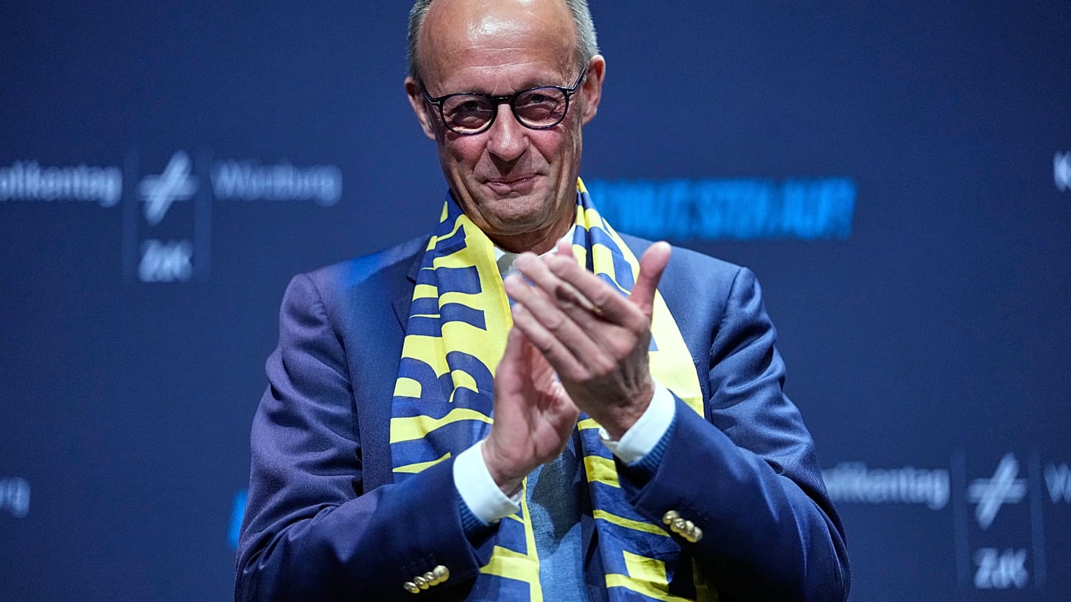 Bundeskanzler Friedrich Merz nimmt während des Deutschen Katholikentags am Freitag, 15. Mai 2026, in Würzburg an einer Diskussion mit jungen Menschen teil.