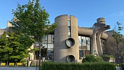 Postane merkezi, Üsküp'teki brütalist mimarinin muhteşem bir örneğidir