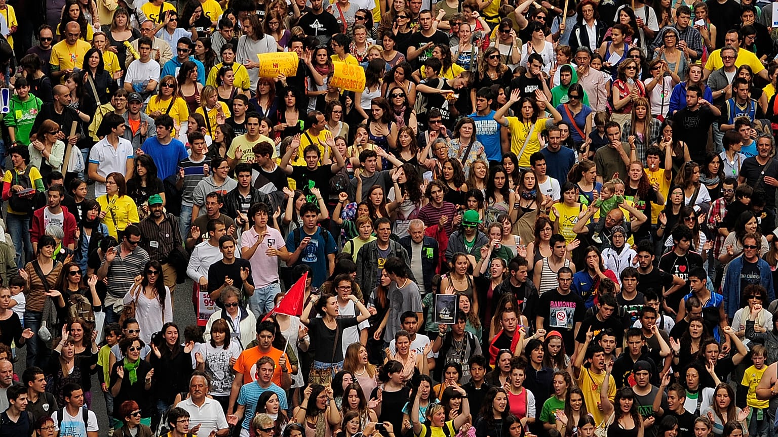 ARCHIVO: Estudiantes universitarios participan en una manifestación contra los recortes en educación en Barcelona, ​​España, el 22 de mayo de 2012.