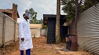 ARCHIVO: Un trabajador médico comprueba la zona de cuarentena del Hospital Matanda en Butembo, donde murió el primer caso de ébola, en elCongo el jueves 11 de febrero de 2021.