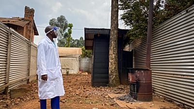 ARQUIVO: Um trabalhador médico verifica a área de quarentena do Hospital Matanda em Butembo, onde morreu o primeiro caso de Ébola, no Congo, quinta-feira, 11 de fevereiro de 2021