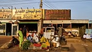 بائعون ينتظرون الزبائن في أحد الأسواق المحلية في سروراب، بالقرب من الخرطوم، السودان، الأربعاء 22 أبريل 2026.