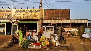 بائعون ينتظرون الزبائن في أحد الأسواق المحلية في سروراب، بالقرب من الخرطوم، السودان، الأربعاء 22 أبريل 2026.