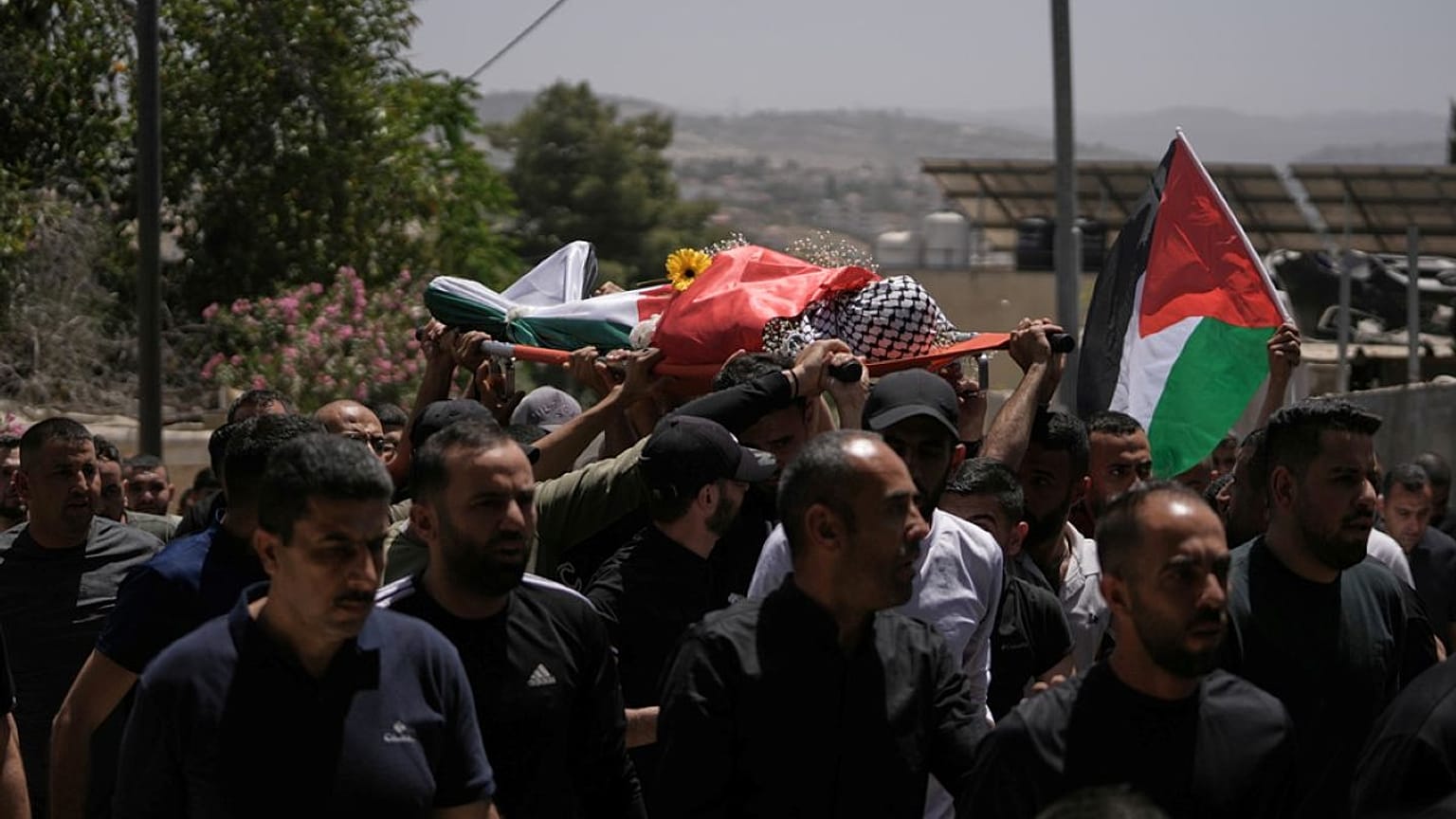 يحمل المشيعون جثمان الفلسطيني زكريا قطوسة، خلال جنازته في بلدة دير قديس بالضفة الغربية يوم الأربعاء 13 مايو 2026. 