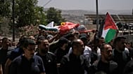 يحمل المشيعون جثمان الفلسطيني زكريا قطوسة، خلال جنازته في بلدة دير قديس بالضفة الغربية يوم الأربعاء 13 مايو 2026. 